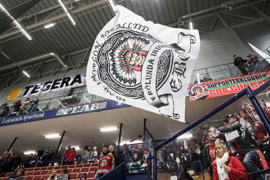 Frölunda flagga i Tegera Arena innan ishockeymatchen i SHL