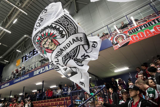 Frölunda flagga i Tegera Arena innan ishockeymatchen i SHL