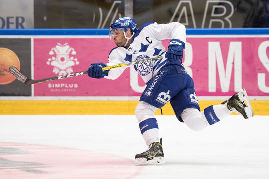 Leksands Jesper Ollas i ishockeymatchen i SHL mellan