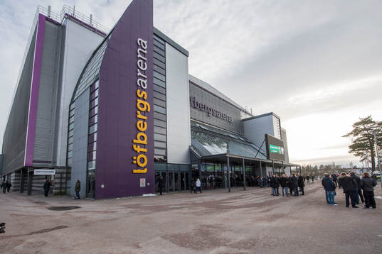 Exteriörbild av Löfbergs arena innan ishockeymatchen i