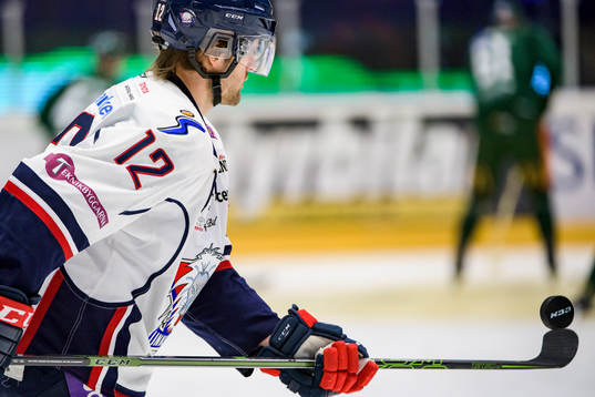 Linköpings Sebastian Karlsson leker med en puck