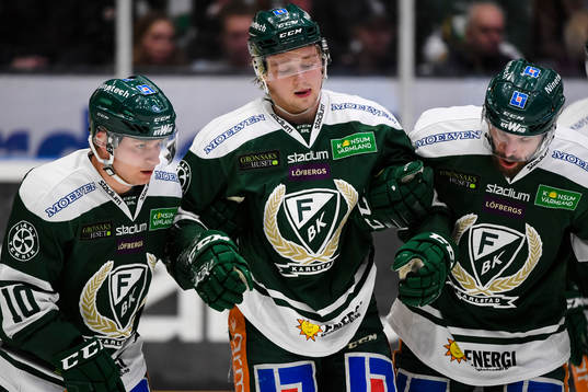 Färjestads Rasmus Asplund lämnar isen skada och får