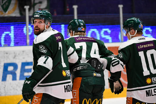 Färjestads Jonas Holös och Marcus Nilsson hjälper Rasmus