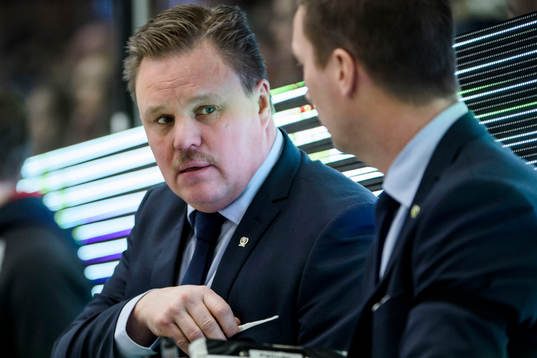 Färjestads tränare Leif Carlsson pratar med assisterande