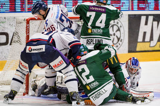 Rörigt framför Linköpings målvakt Jacob Johansson