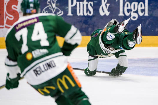 En flygande Färjestads spelare