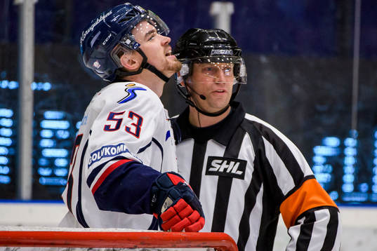 Linköpings Eddie Larsson pratar med Domare Sören Persson