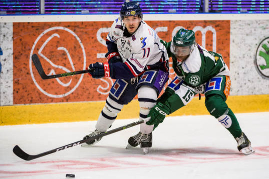Linköpings Garret Roe och Färjestads Hugo Enock