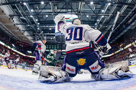 Linköpings målvakt Jacob Johansson räddar en puck