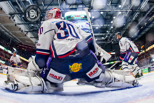 Linköpings målvakt Jacob Johansson ser på när pucken