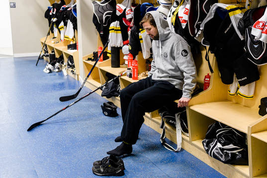 Brynäs Johan Alcén i omklädningsrummet före