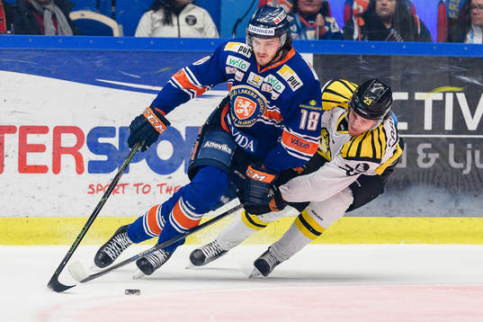 Växjös Dennis Everberg jagas av Brynäs Lucas Carlsson