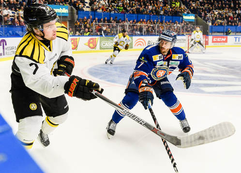 Brynäs Ponthus Westerholm jagas av Växjös Jeff Tambellini