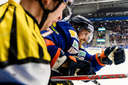 Växjös Jeff Tambellini tacklar Brynäs Ponthus Westerholm