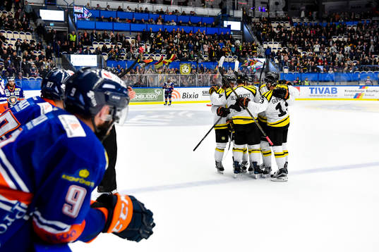 Brynäs spelare jublar