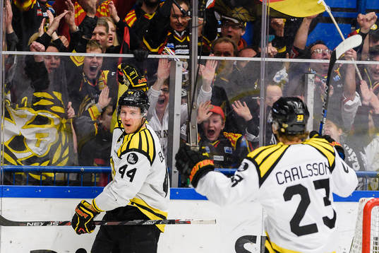 Brynäs Jacob Blomqvist jublar framför fansen