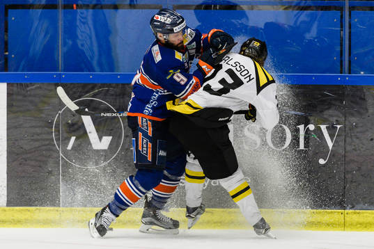 Växjös Josh Hennessy tacklar Brynäs Lucas Carlsson