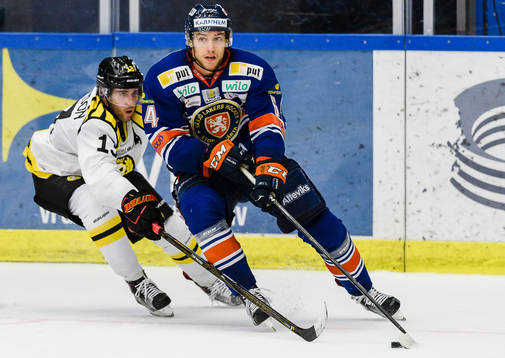 Växjös Eric Martinsson jagas av Brynäs Ryan Gunderson