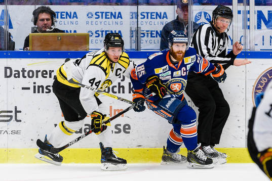 Brynäs Jacob Blomqvist och Växjös Liam Reddox i närkamp