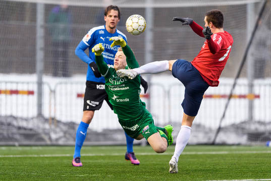 Halmstads målvakt Isak Pettersson och Örgrytes Daniel