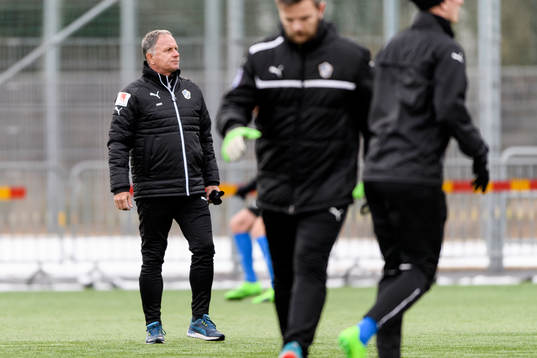 Halmstads tränare Jan Jönsson före fotbollsmatchen i