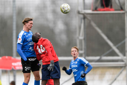 Halmstads Alexander Berntsson och Örgrytes Alexis Yougouda