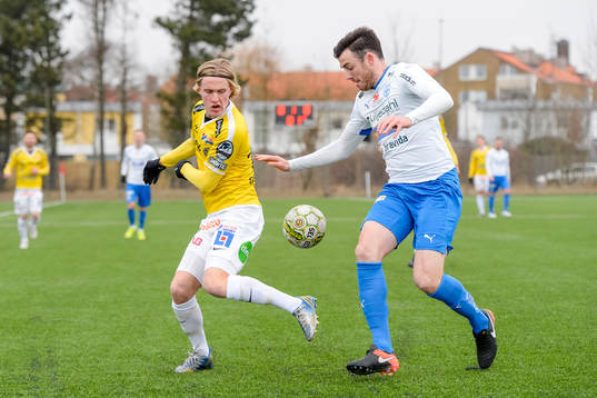 Falkenbergs Viktor Götesson och Värnamos Tyler Lissette
