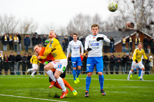 Falkenbergs Tobias Englund kolliderar med Värnamos