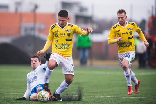 Värnamos Victor Nilsson glidtacklar Falkenbergs Edi