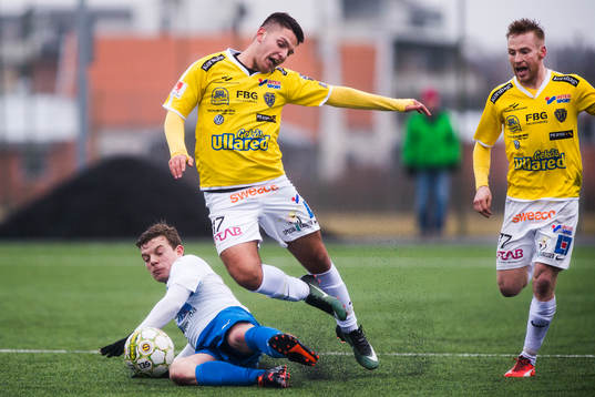 Värnamos Victor Nilsson glidtacklar Falkenbergs Edi