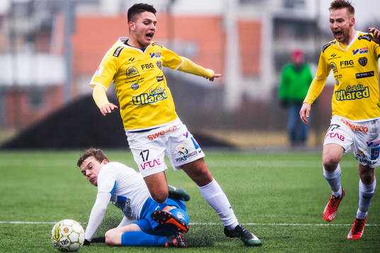 Värnamos Victor Nilsson glidtacklar Falkenbergs Edi