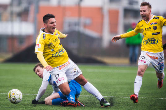 Värnamos Victor Nilsson glidtacklar Falkenbergs Edi