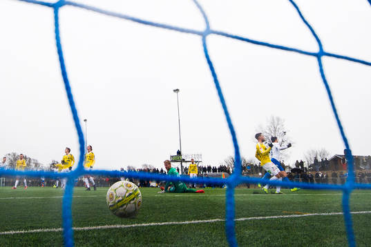 Värnamos Pär Cederqvist gör 1-0-målet bakom Falkenbergs