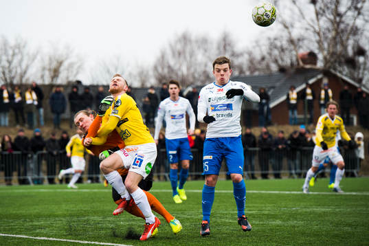 Värnamos Victor Nilsson ser målvakt Tobias Andersson