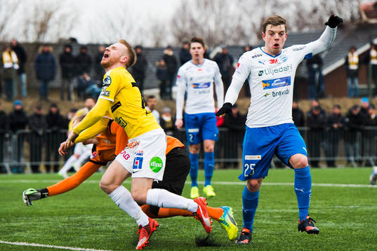 Värnamos Victor Nilsson ser målvakt Tobias Andersson