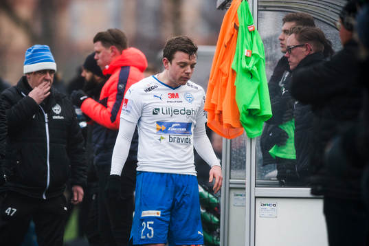 Värnamos Victor Nilsson får rött kort och lämnar plan