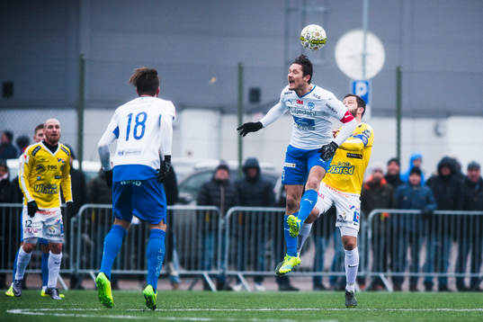 Värnamos Pär Cederqvist i nickduell med Falkenbergs David