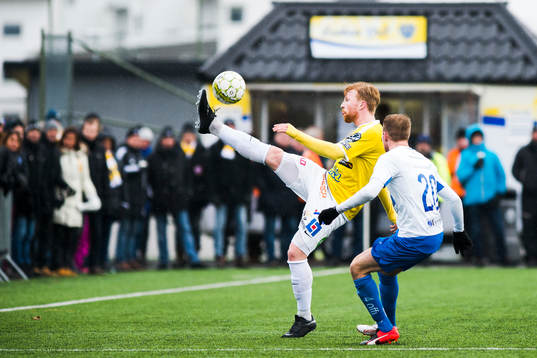 Falkenbergs Johan Lassagård tar ner bollen framför