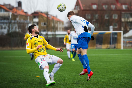 Falkenbergs Tibor Joza ser Värnamos Freddy Winst nicka