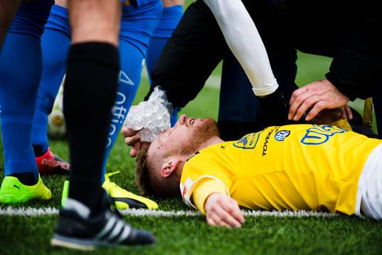 Falkenbergs Tobias Englund får is mot pannan