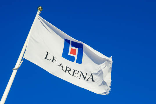 En flagga med texten LF Arena vajar