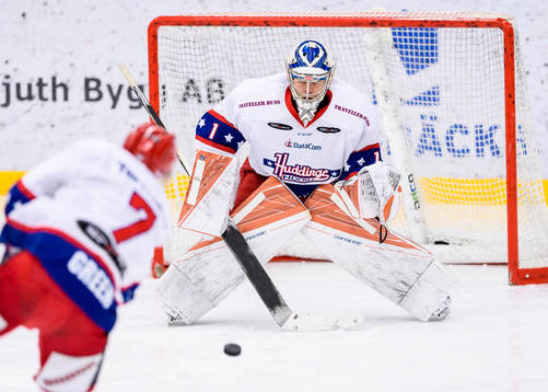 Huddinges målvakt Niklas Lundström på uppvärmningen