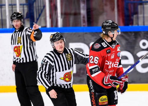 Domare Thomas Öberg skickar Piteås Emil Wrenman till