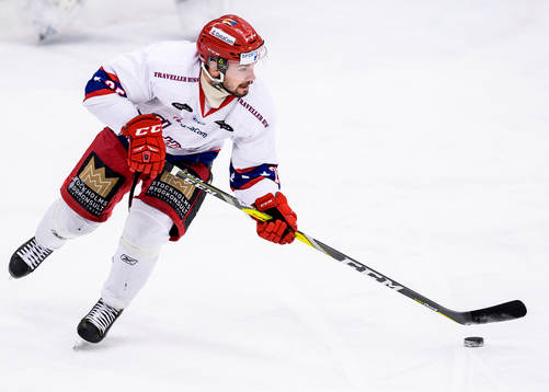 Huddinges Simon Eriksson med pucken