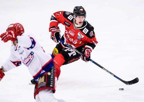 Piteås Viktor Nilsson med pucken