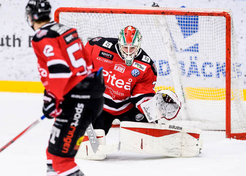 Piteås målvakt Marcus Olsson räddar ett skott