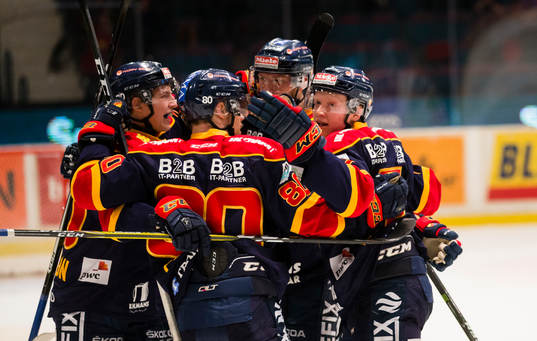 Djurgårdens Emil Johansson (h) gör 2-0 och gratuleras av