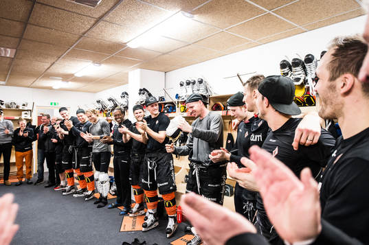 Karlskrona jublar i omklädningsrummet