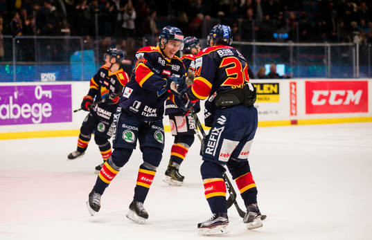 Djurgårdens spelare firar segern genom att hoppa