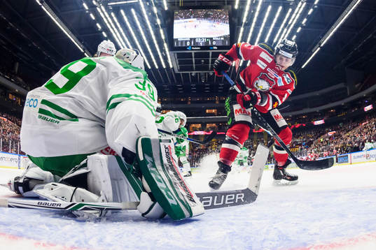 Malmö Redhawks Frederik Storm oroar framför Rögles